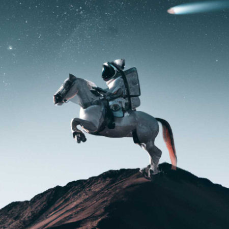 Imagen de un astronauta a caballo en la cima de una montaña mientras cae un meteorito generada por dalle 2 de openai